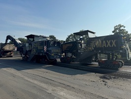 Asphaltfräsen der Fahrbahn