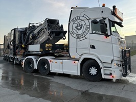 Schwertransport der Asphaltfräse