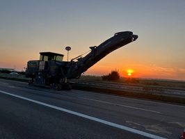 Sonnenuntergang beim Asphaltfräsen